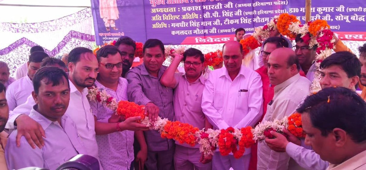 SurenderVashis9's tweet photo. पृथला विधानसभा में बहुजन समाजवादी पार्टी के कार्यकर्त्ता सम्मेलन में स्वागत करते हुए कार्यकर्त्ता ।
#Prithala #BSP #Surender_Vashishta_BSP https://t.co/rZ2tVp3Sfg