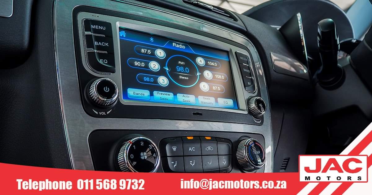 JACMOTORSSA's tweet photo. One dash, three views. 
Can you believe that a double cab bakkie has a factory fitted radio with these features? Bluetooth connectivity, Media capability, and rearview camera safety? 
For your T6 contact us today on 011 568 9732. https://t.co/VxI7gx8Wiz
