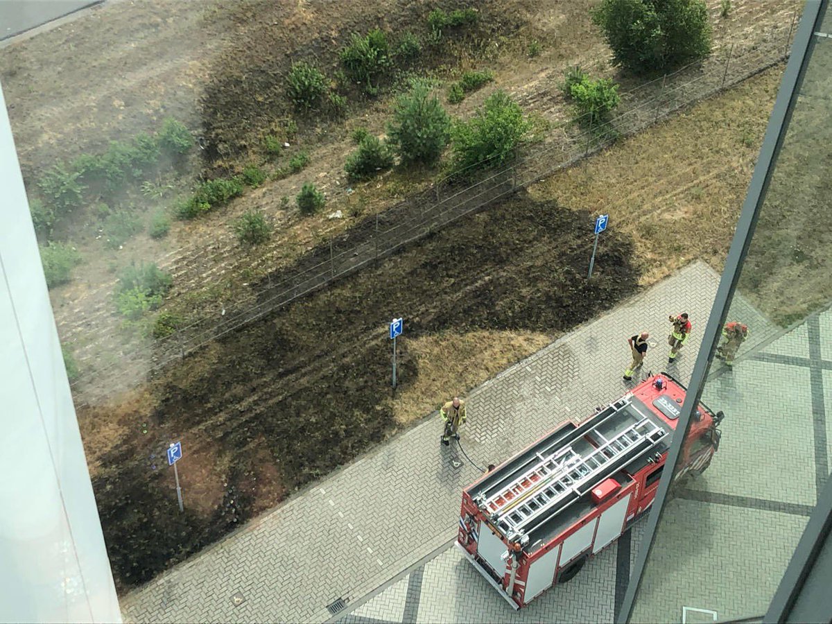 BrigittedeHaan's tweet photo. #neveradullmoment Gisteren hadden we een bermbrand bij het campusgebouw Innovatoren @Greenportvenlo.  Ons team floormanagers Clarissa, Marlinde en Jenny heeft kordaat gehandeld. Complimenten ontvangen v Brandweer. #trotsopteam 💪🏻
In deze droge tijd alert reageren https://t.co/FzL2fOU3QC