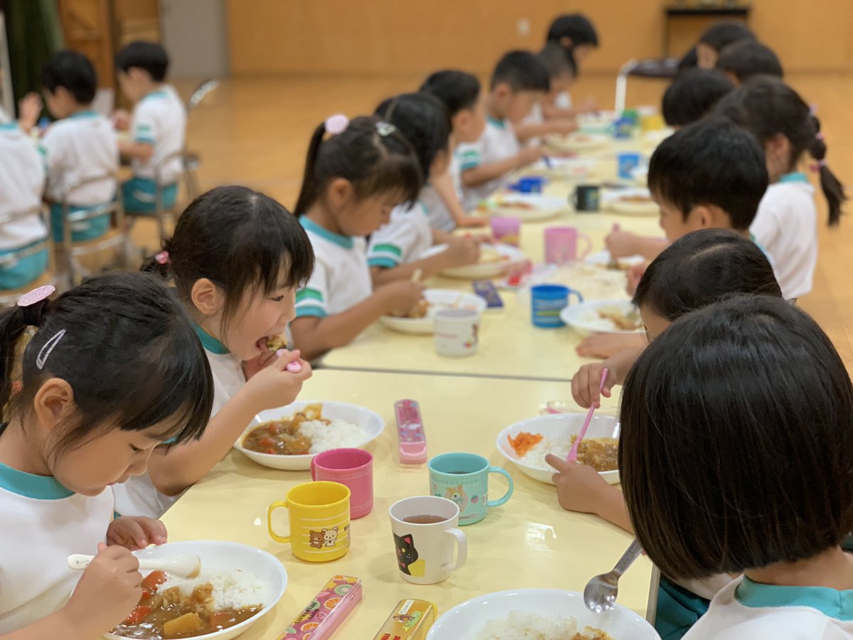 東大寺学園幼稚園 お泊り保育 夕食はみんなの大好きなカレーライスを食べました デザートは手作りのフルーツゼリー 東大寺学園幼稚園 お泊り保育 夕食はみんなの大好きなカレーライスを食べました デザートは手作りのフルーツゼリー