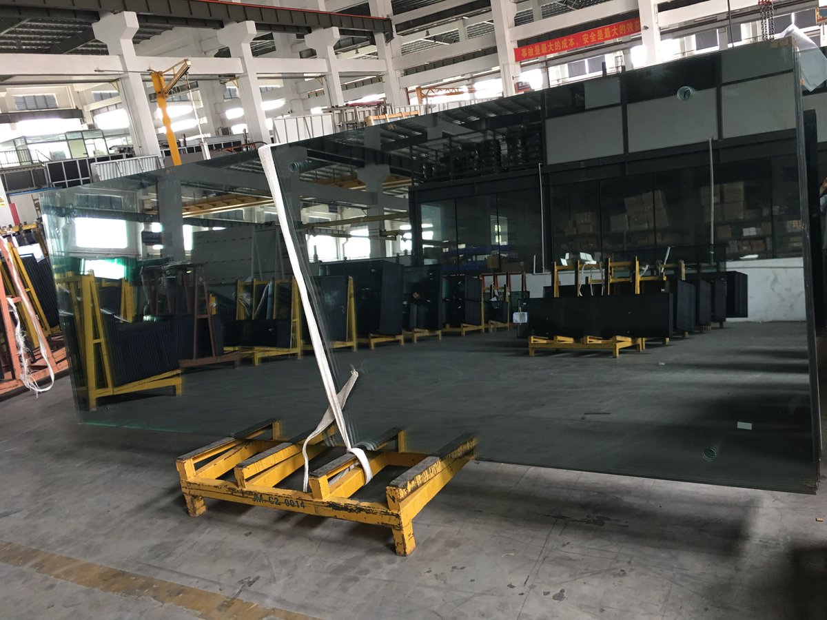 5 containers 8+8mm large size reflective tempered laminated glass is inspecting and packing, will go to building site for installation very soon, good job, guys~