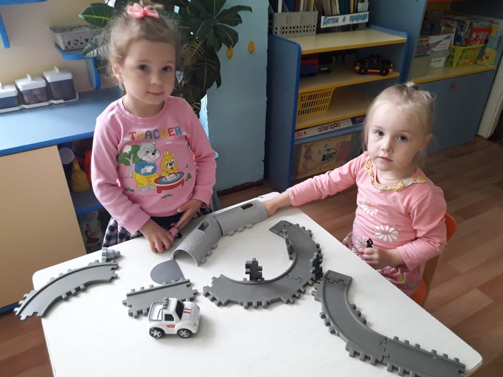 Игры с конструктором. 2 мл.гр. Воспитатель Вырмаскина О Е