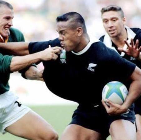 Ice_Izo's tweet photo. This is how we will remember the stubborn, no-nonsense #JamesSmall. As that man who protected the nation🇿🇦 against avalanche tsunami that was Jonah Lomu. 
Go well Giant! https://t.co/n8t8xVEnhO