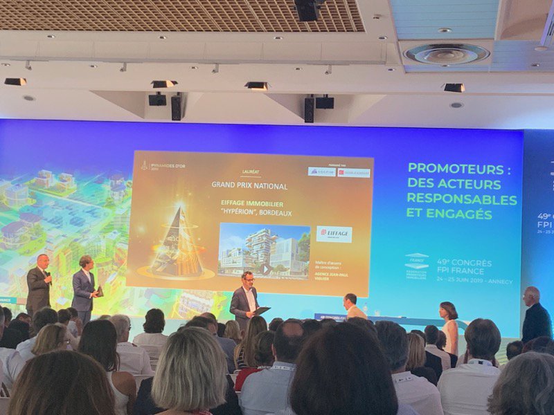 FallRaissa's tweet photo. Un grand bravo à @Eiffage à travers sa filiale @EiffageImmo qui remporte le Grand Prix National des #PyramidesdOr2019 organisées par la @fpi_fr pour son projet Hypérion à @Bordeaux, symbole fort de l’émergence de nouveaux modes constructifs bas carbone #Kebetu #Durable #Dakar https://t.co/1YfjSeTsmb