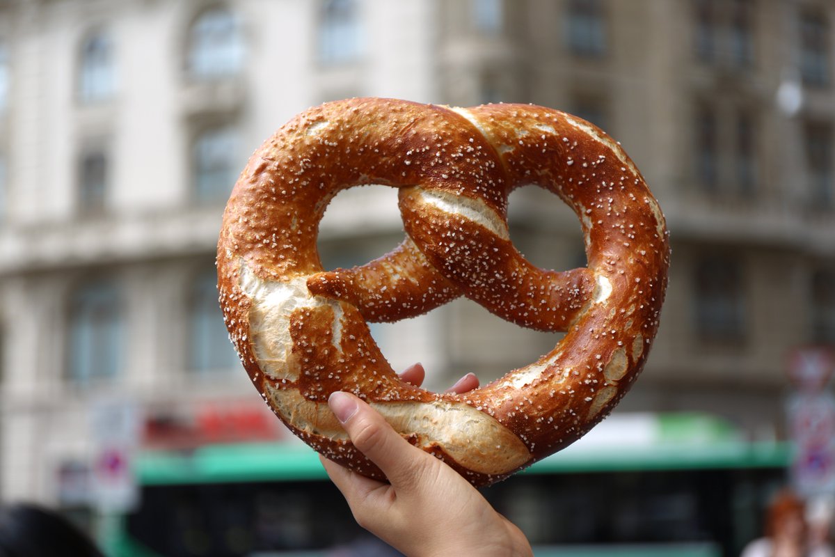 LetsMeetNowApp's tweet photo. 🥨 Pretzel time 🥨 Tag a friend who has just arrived in #Basel and needs new friends! We want to meet them. 💌 Wishing everyone an awesome weekend ahead! https://t.co/Z6ypziIDBJ