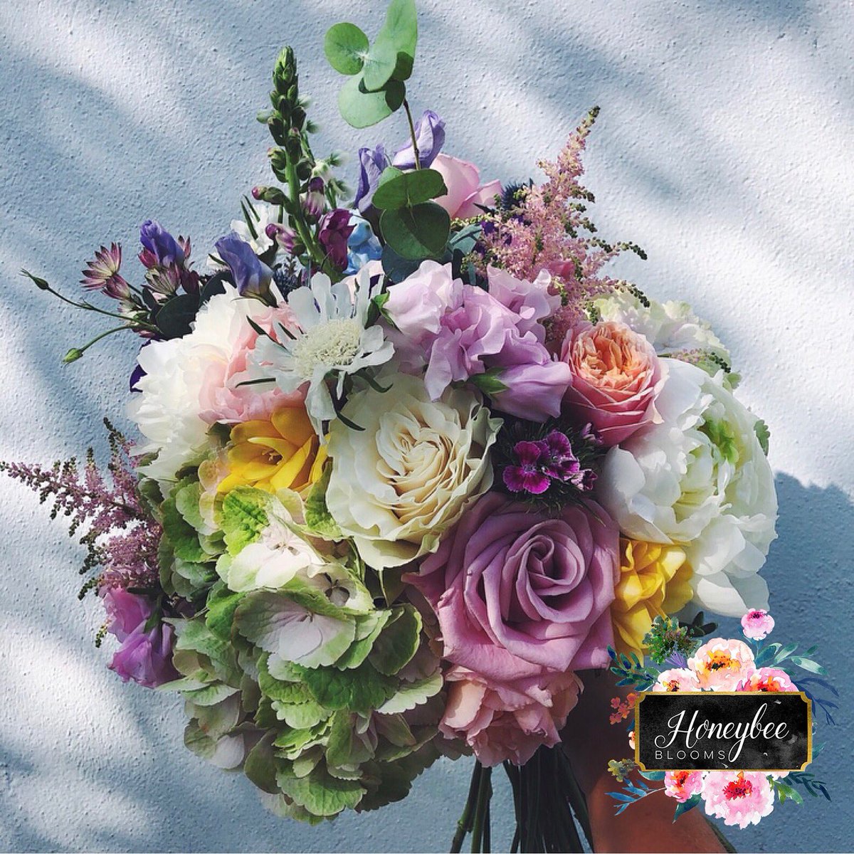 BloomsHoneybee's tweet photo. For Bride Elaine.
#floralstories #floralstylist #bridalbouquets #niflorist #honeybee #blooms #florists #weddingflorists #weddingflorals #flowerswedding #weddinginspiration #hydrangea #peonies #sweetpea #astilbe #freesia #sweetwilliam #davidaustinroses https://t.co/1yO8ZyMV6N