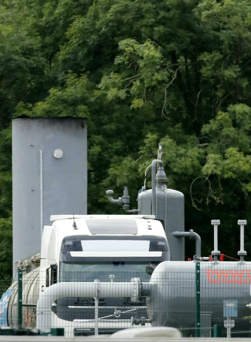 WealdOilers's tweet image. #ukog 
#HORSEHILL 
BKP tanker filling with #Kimmeridge oil and infront of it is the new Big Bertha Oil / Gas separator.
Looks like they are expecting mega amounts of oil from HH2 and HH1z.