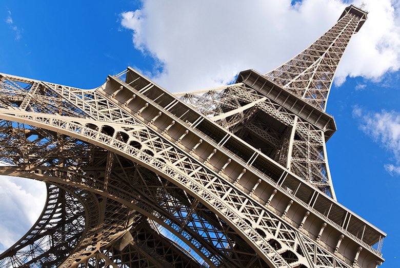 SapiumQuantum's tweet photo. ¿Sabías que la Torre Eiffel de París crece en verano? Como la estructura está hecha de hierro y el metal se expande con el calor, la famosa torre crece unos 15 centímetros de media en los meses más cálidos. https://t.co/bsubUHEOFN
