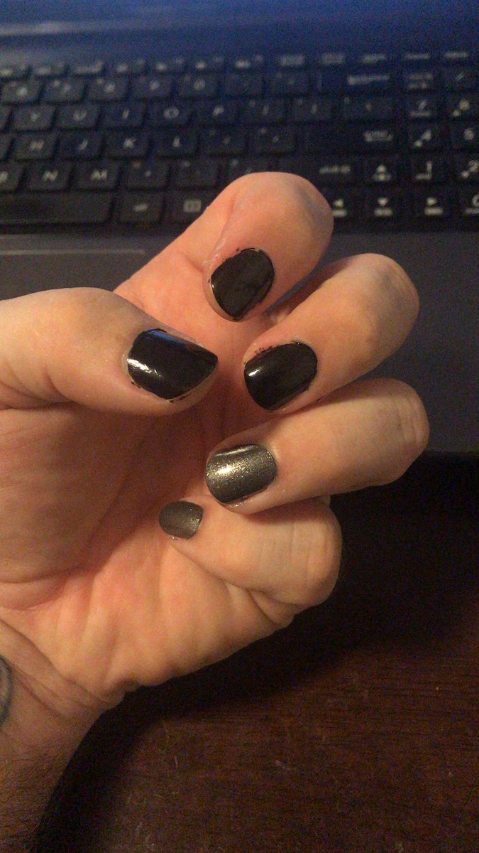 SpookyThe13th's tweet photo. Getting pretty for #SDCC.  

#backinblack #silverandcold #nailsdid https://t.co/KZDXKAIOCE