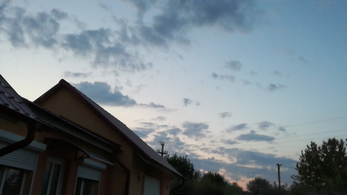 Elylove30M's tweet photo. That's from yesterday and yeah, I have a huge obsession on clouds
#obsessive #obsession #clouds #photo #photography #cloudscape #yard #sunset #yesterday #colors https://t.co/2TLJuLBBof