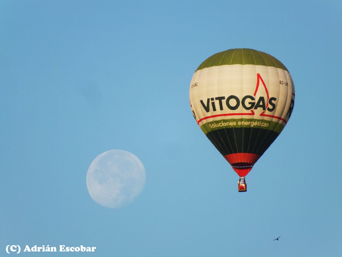 meteosegovia's tweet photo. Imágenes que nos deja en los cielos de #Segovia del primer día del II festival de globos aerostáticos. @tiempobrasero @ecazatormentas @segovia_es @catedralsegovia @AEMET_CyL #FelizFinde #FelizViernesATodos https://t.co/9fWEXevNEm