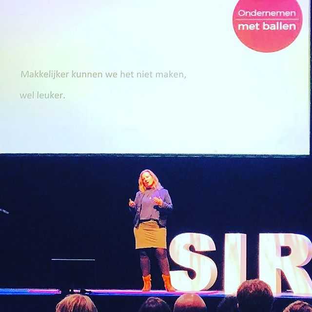 Bij verrander trajecten blijft het veranderen van gedrag lastig, maar we kunnen het wel leuker maken! Door het bouwen van experiences waarin medewerkers kunnen ervaren en voelen hoe het anders kan #paardvantroje #ministerievanveiligheidenjustitie #experiencedesign #onderneme…
