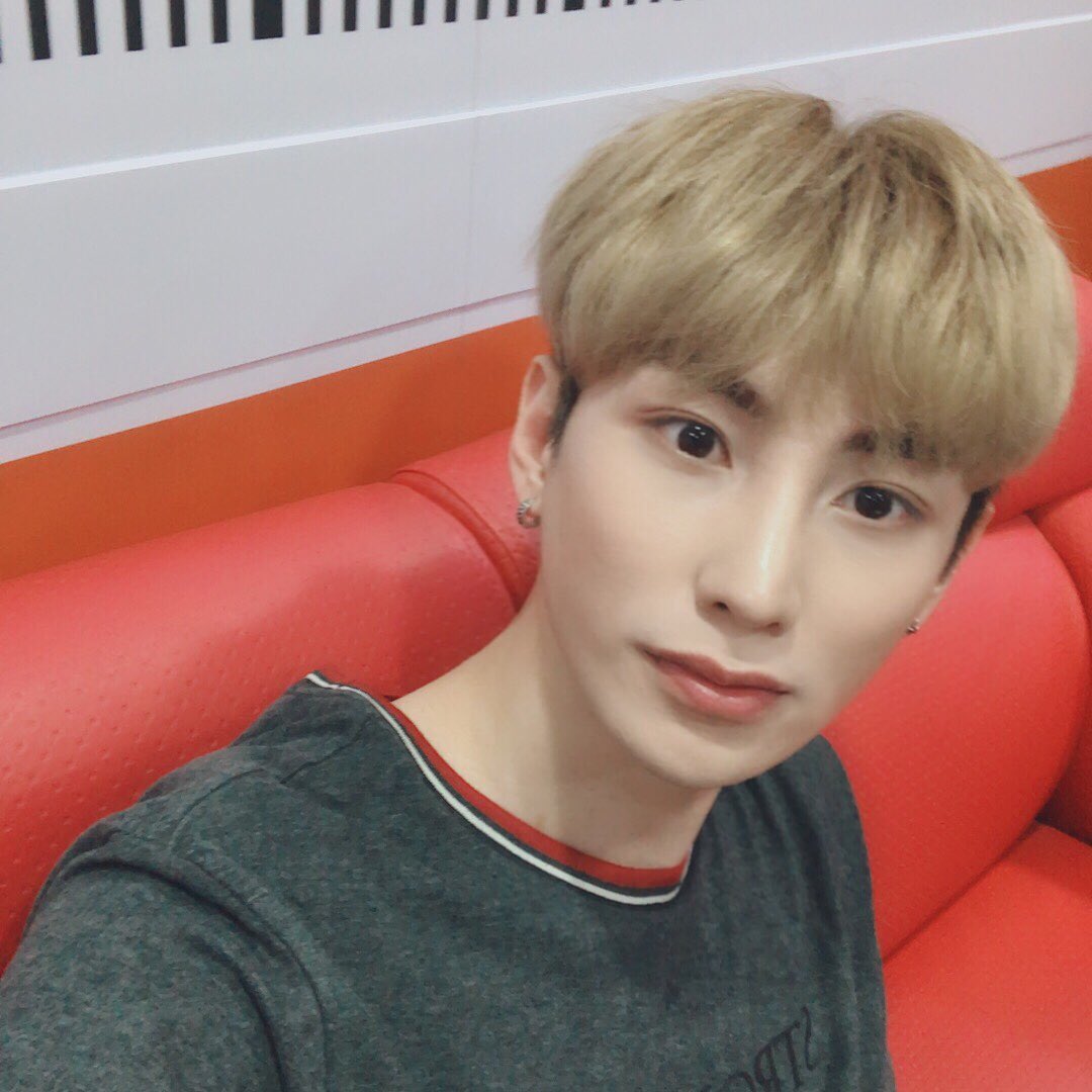 Official_SKYE_'s tweet photo. [#데일리_인투잇] 인투유 여러분이 보고 싶은 마음을 가득 담아 아이젝이 왔습니다!💝 오늘도 어김없이 금요일 오후🕒를 함께 꾸며주셔서 감사해요!! 더욱더 더워지는 날씨에 항상 힘내시고, Music Access📻 다음 주에도 인투유 여러분을 기다리고 있을게요~ ヾ(๑ㆁᗜㆁ๑)ﾉ”

#IN2IT #IN2U https://t.co/ZWLLEdzhQB