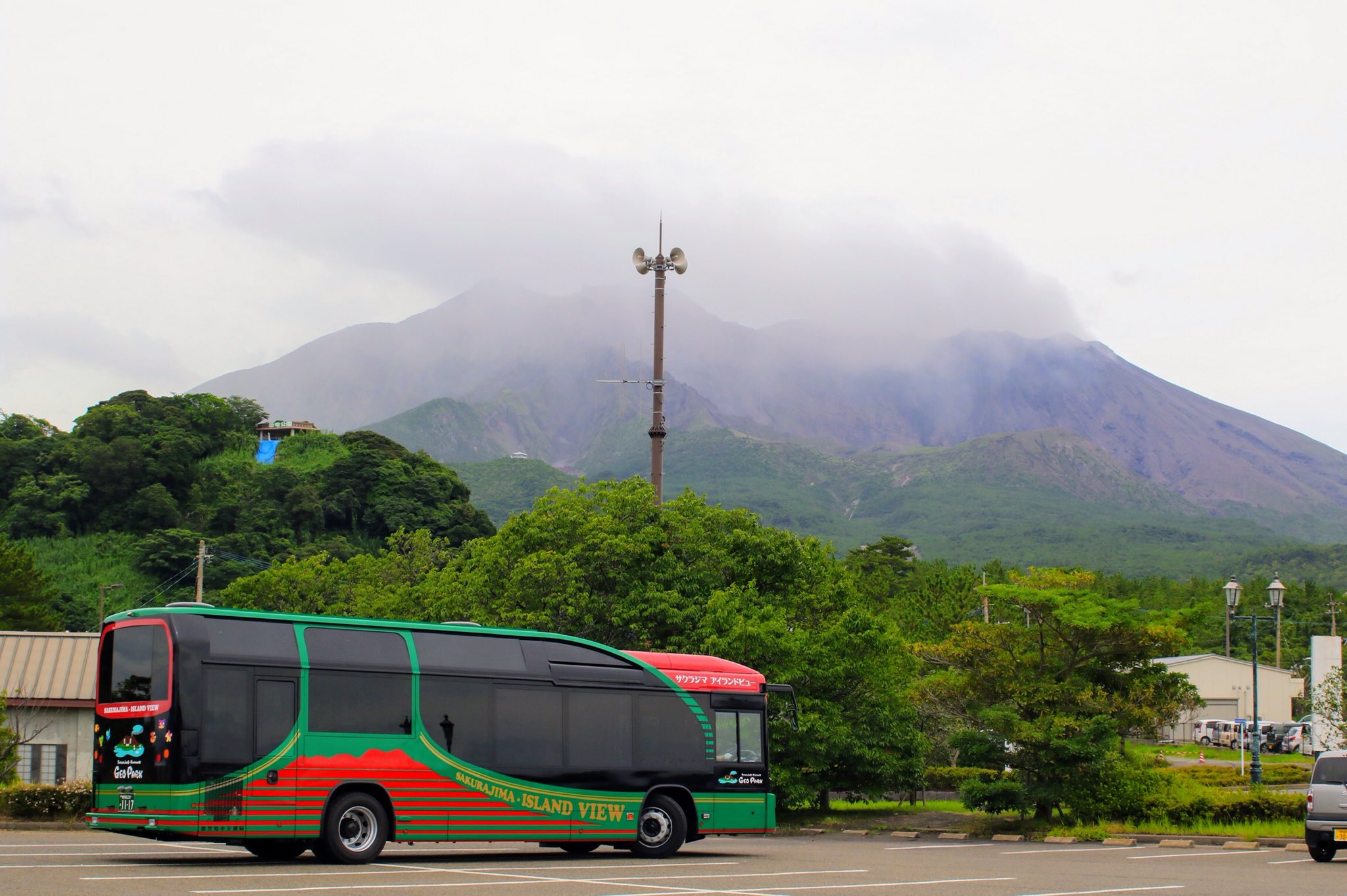 なっきー 鹿児島市の桜島の観光周遊バス サクラジマアイランドビュー の新車両お披露されました 明日 日から運行開始です ナンバーは桜島の標高に1 117mにちなんだ希望ナンバー 夏休み期間中は点検等による代走時を除き 毎時30分発のbコースで