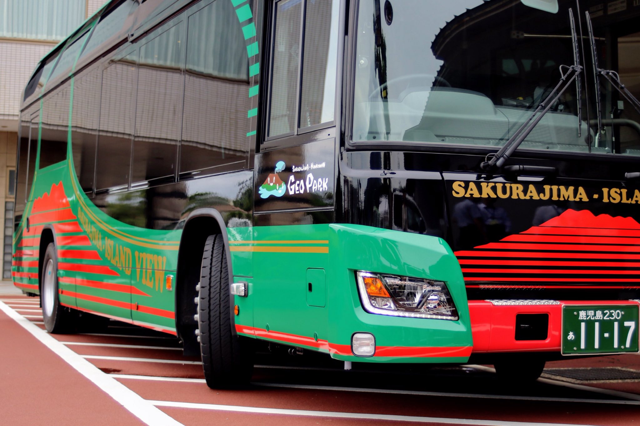 なっきー 鹿児島市の桜島の観光周遊バス サクラジマアイランドビュー の新車両お披露されました 明日 日から運行開始です ナンバーは桜島の標高に1 117mにちなんだ希望ナンバー 夏休み期間中は点検等による代走時を除き 毎時30分発のbコースで