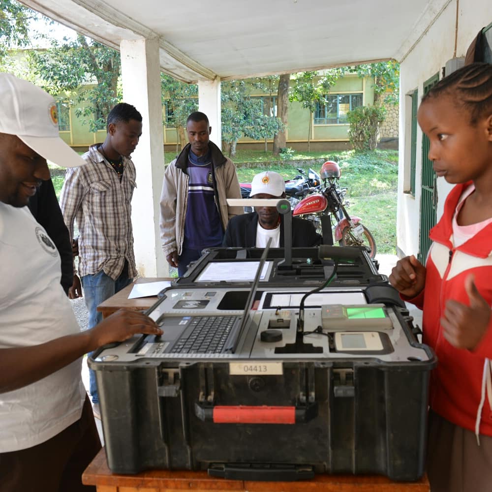 ArushaDistrict's tweet photo. Uandikishaji wa Daftari la Kudumu la Wapiga Kura, Jimbo la Arumeru Magharibi unaendelea vema kwenye vituo 238 vilivyopangwa huku vijana wakijitokeza kwa wingi.
Wananchi wote wenye sifa, wanahimizwa kwenda kujiandikisha ili kupata Kadi, za kupigia kura kwenye uchaguzi Mkuu 2020 https://t.co/1WHo6CfMTU
