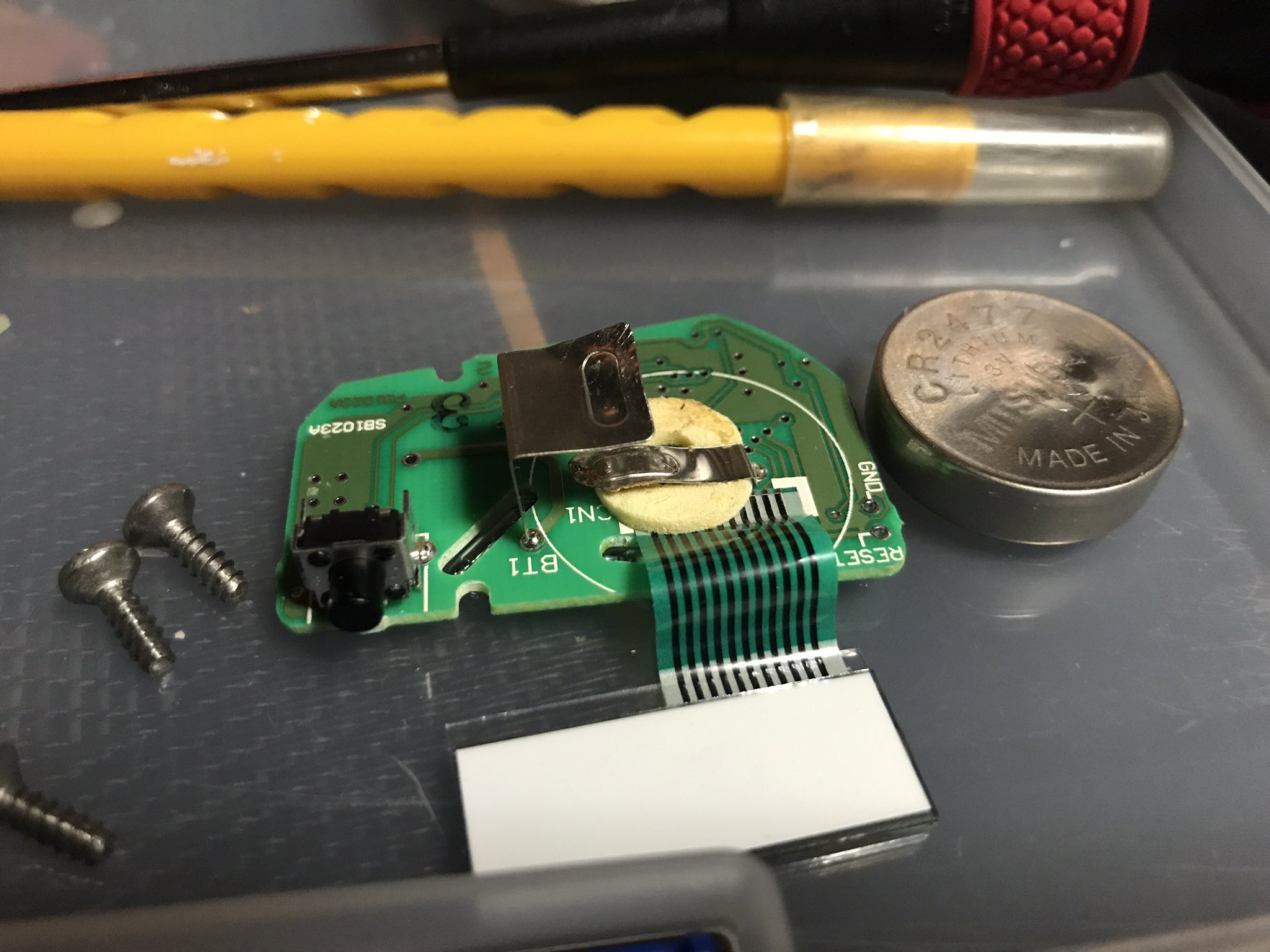 Yasubon ハマってしまった石鯛釣り デジタルカウンター付きの石鯛リールの極上 美品をタックルベリーで物色 電池切れかけて液晶がうすいので格安 このリールは電池切れるとユニットごと交換で費用は円 つう事で電池交換チャレンジ 電池が基盤に