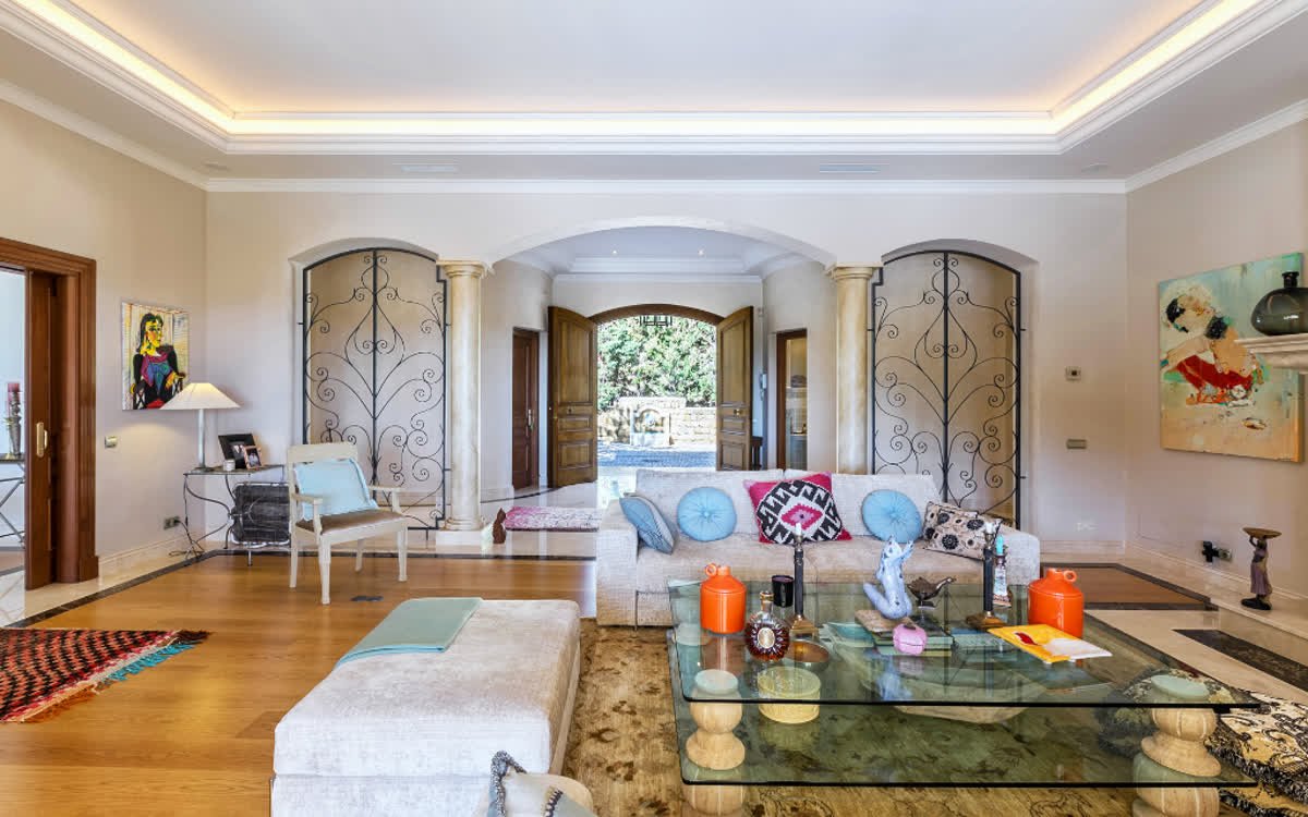 Vega del Colorado Villa have 24-hour security. A wonderful and immaculately maintained family home within a 10-minute drive from #PuertoBanús. #MarbellaEstates