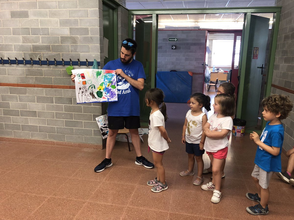 CasalONGRedAzul's tweet photo. Expressem a través de la pintura la sortida que més ens ha agradat! @redazul15 @immaculadahorta @AMPAICH1 https://t.co/i0gCKusIm5