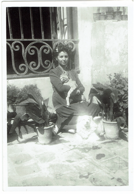 perezreverte's tweet photo. Las madres de antes eran más guapas. https://t.co/bHgShUyx8M