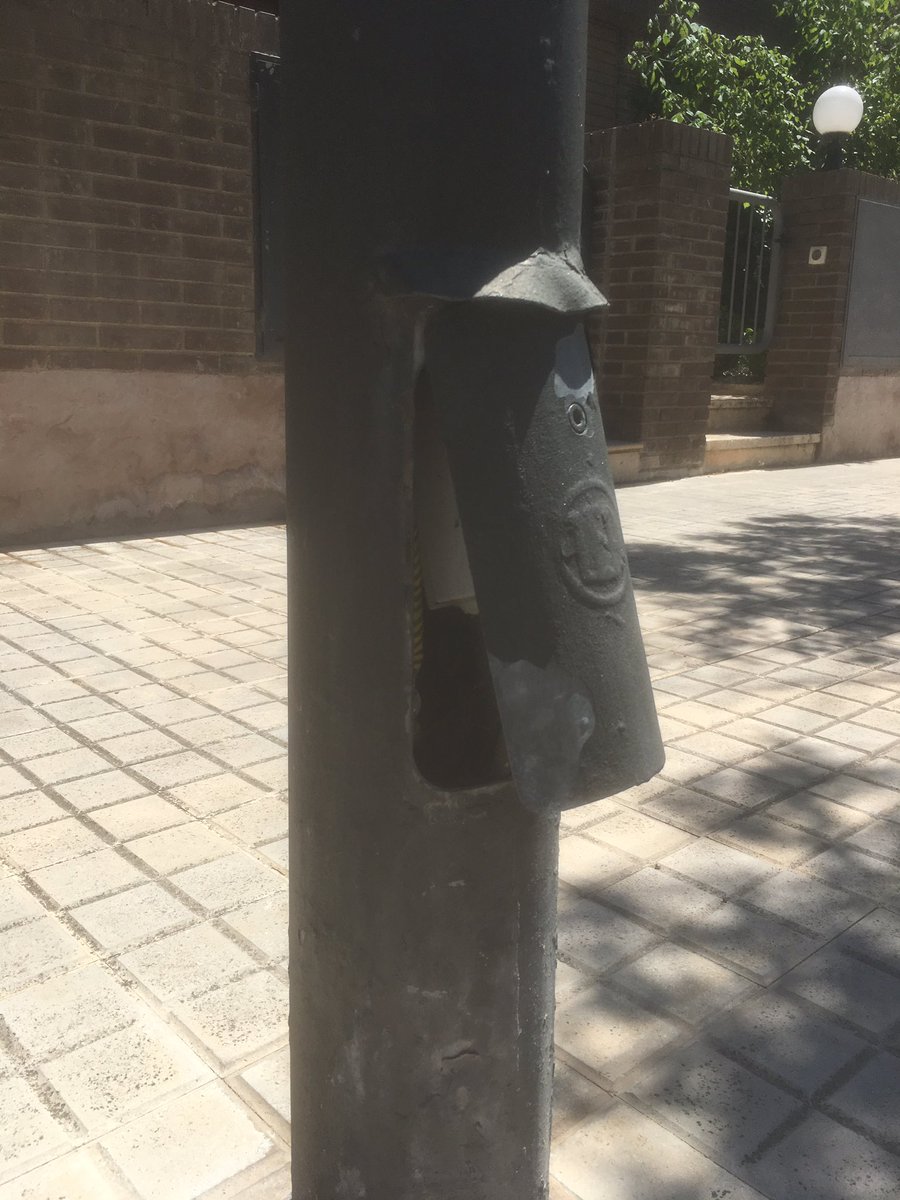 viclapa's tweet photo. Estado de mantenimiento de la c/vall de boí, avisado el ayuntamiento 15/2 via email quejas, cuando haran algo?no nos merecemos un correcto mantenimiento en consonancia con los impuestos que pagamos? https://t.co/11qMr3NKPW
