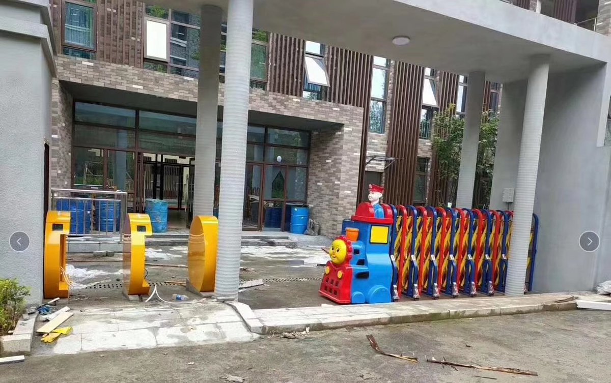 This gate is so cute, so funny. I almost fell in love with it when the first time I saw it.