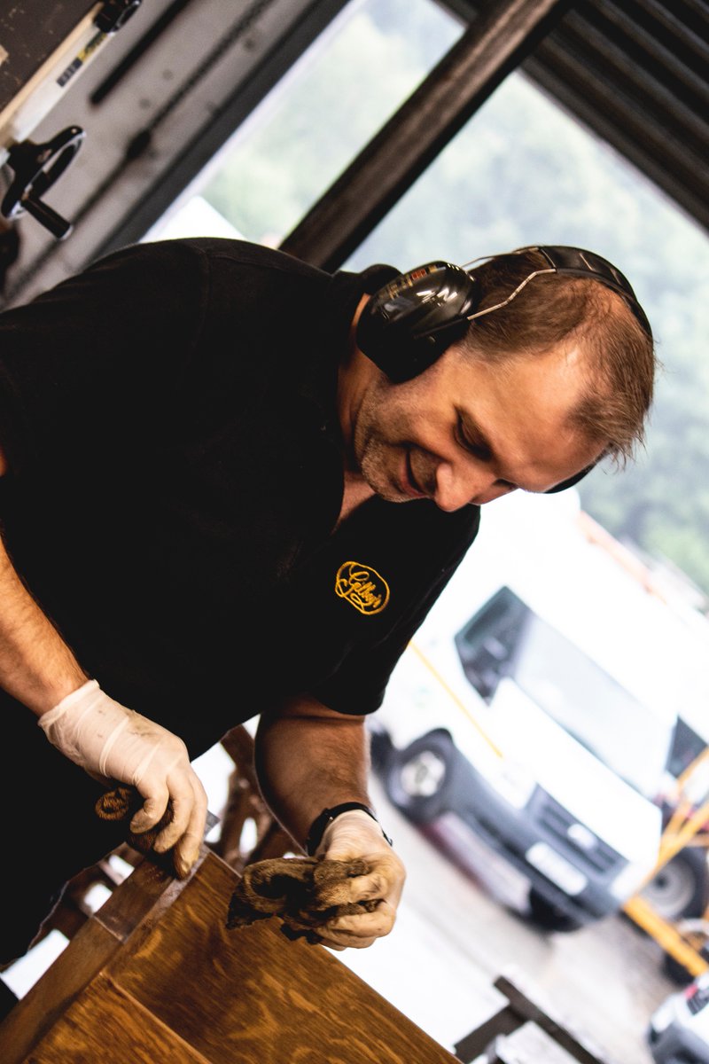 gilboysantiques's tweet image. listening to the @KaiserChiefs on the #zoeballbreakfastshow whilst staining an antique shoe rack. Big shout out to @3M for saving us from the torture. #casiokeyboard #pleasestop @BBCRadio2