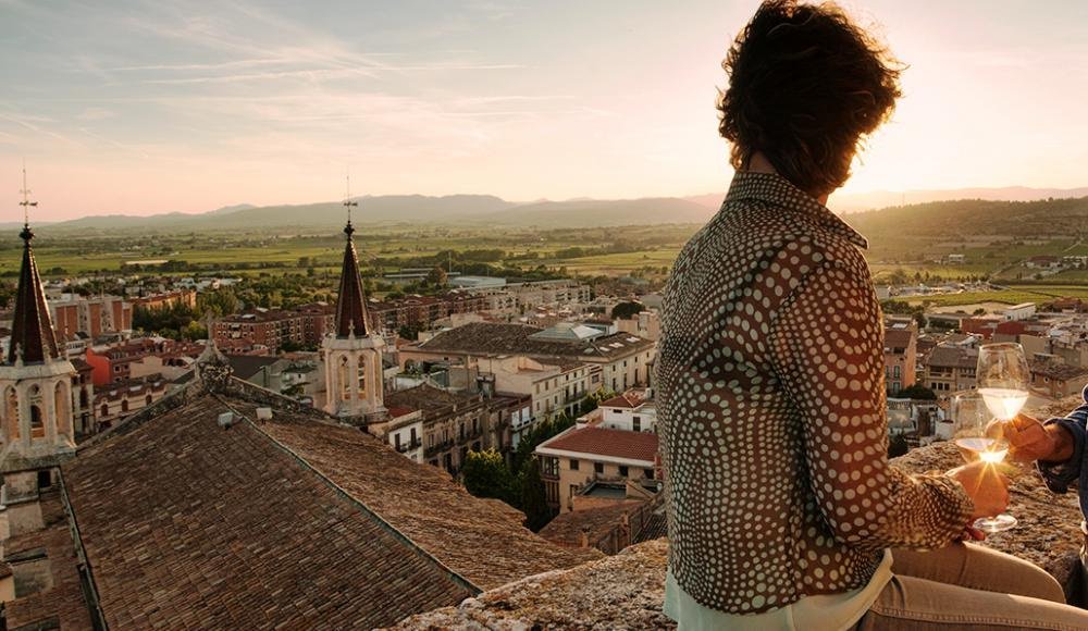 Vilafrancatur's tweet photo. Tots els dissabtes d’estiu al vespre pots pujar el #campanar de Santa Maria a gaudir d’un magnífic balcó, de la #postadesol i d’una #copadevi. Per demà no queden places, però tens més dissabtes! Vilafranca Ve de Gust! https://t.co/S9QxMNv8xx https://t.co/bCWtQMT0k7