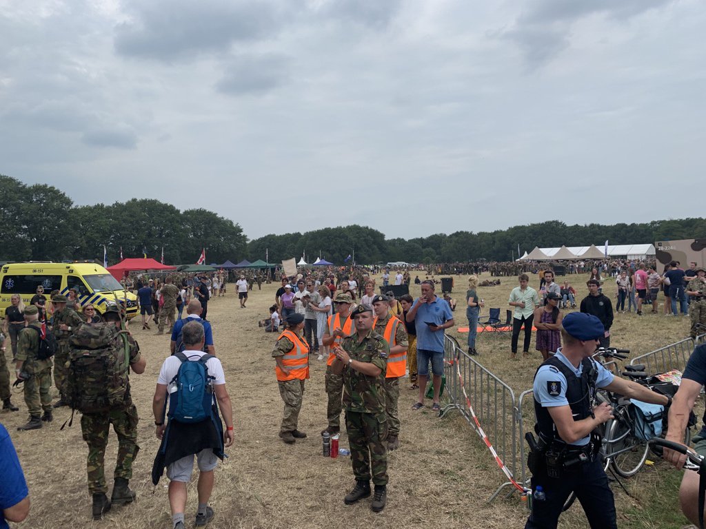 de_gladiool's tweet photo. Charlemagne, waar de soldaten hun kruisje krijgen en zich mooi maken voor de intocht. https://t.co/UzsDEwTq5N