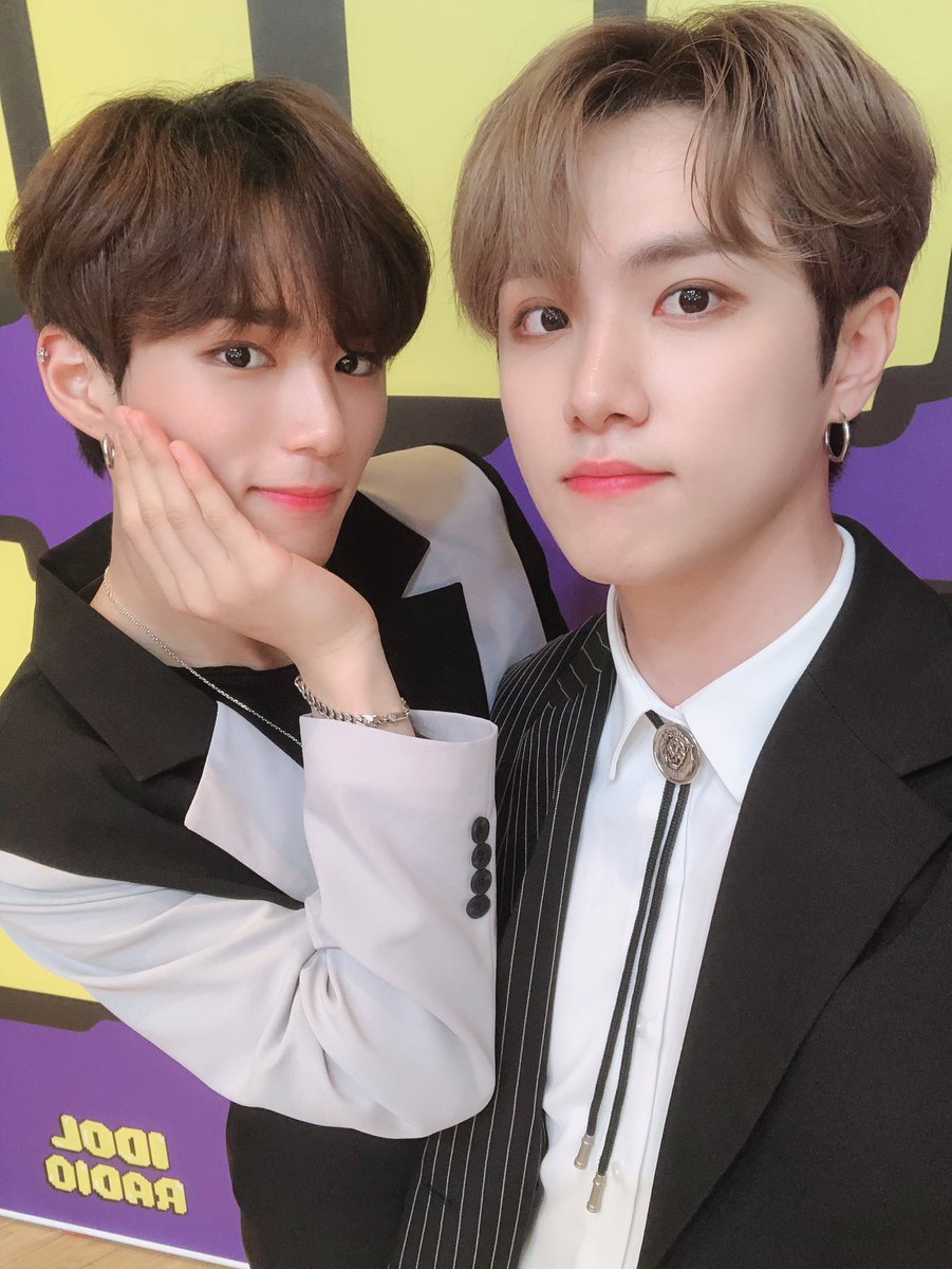 OUI_ent's tweet photo. 사과머리 동한이형과 달달한 막냉이 준서의 셀카🤳
오랜만에 만나서 포커스도 함께 추고 귀여운 애교도 함께하며 즐거운 시간이 되었습니다❤️🖤💛 들장미 소년들과 행복한 주말되세요🌸

#김동한 #KIMDONGHAN #김준서 #KIMJUNSEO https://t.co/Mk4WSUlJ4L