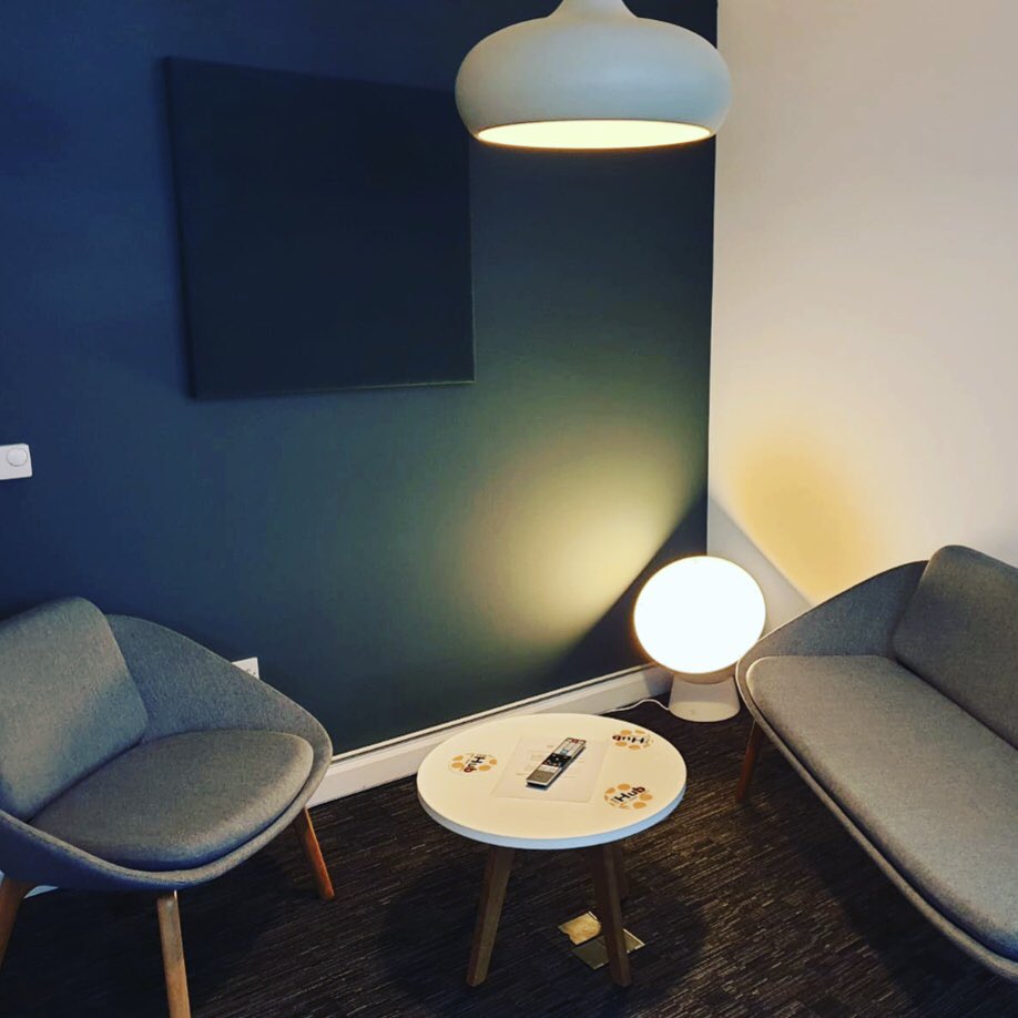 falkirkhub's tweet image. The new furniture has arrived and the finishing touches have been made to the #Callendar room! 💡 This meeting room takes up to three people and can be booked via our website! bit.ly/31BfeAv
.
.
.
#meetworkcreate #meeting #office #falkirk