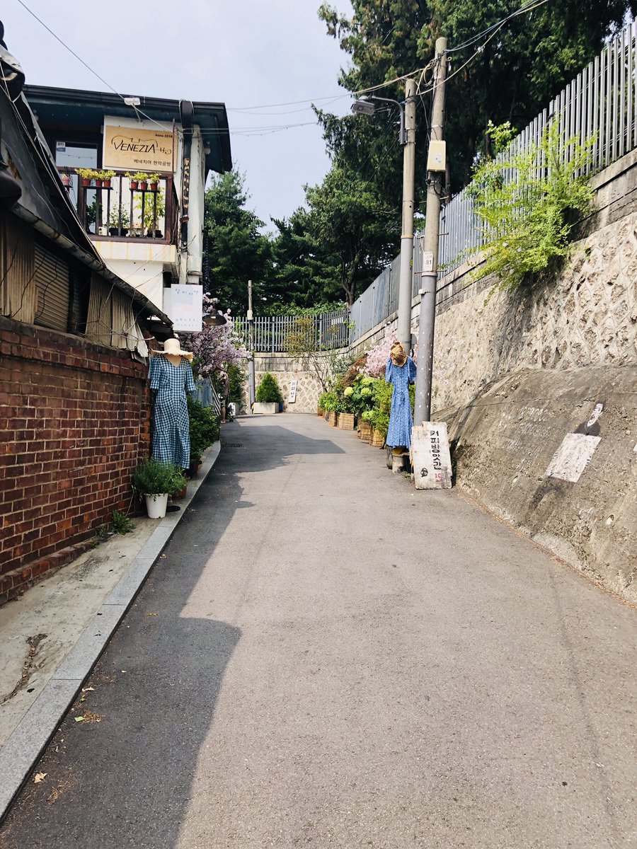 syuminohito1's tweet photo. #fromis_9 の두근두근 MVのロケ地、コーヒーバンアッカン #카피방앗간 。写真その2。坂です。メンバーが駆け下りた坂です！ https://t.co/6PxXWQHblq