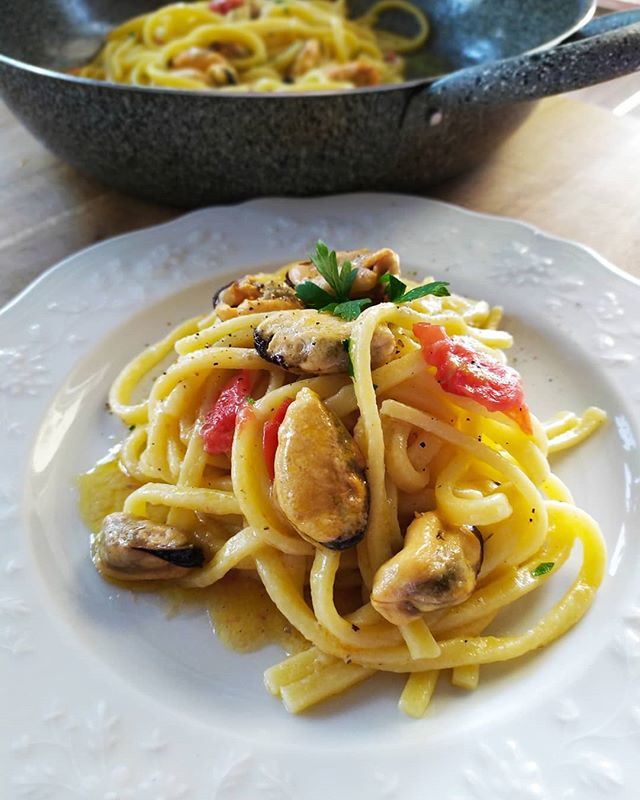 Le cozze,in questo.periodo sono favolose.Hanno un sapore così intenso,che basta davvero poco a cucinare un primo,da leccarsi i baffi,le dita e il fondo della "tiella" 🥂 ...e se i baffi non li avete(ma solo perché avete fatto la ceretta da poco eh 🤪),… ift.tt/2Yd1WLE