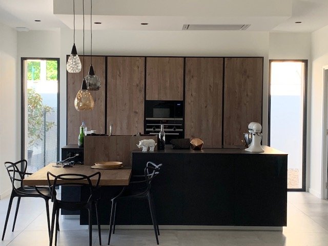 comprexonline's tweet photo. Nature has found a new form of expression in this project realized by our partner Espace Contemporain: the contrast between the essence of Frassino Invecchiato wood and the island in Black Cement create a a refined atmosphere and a contemporary look. #Forma Natural Touch https://t.co/vLgJlJzJbR