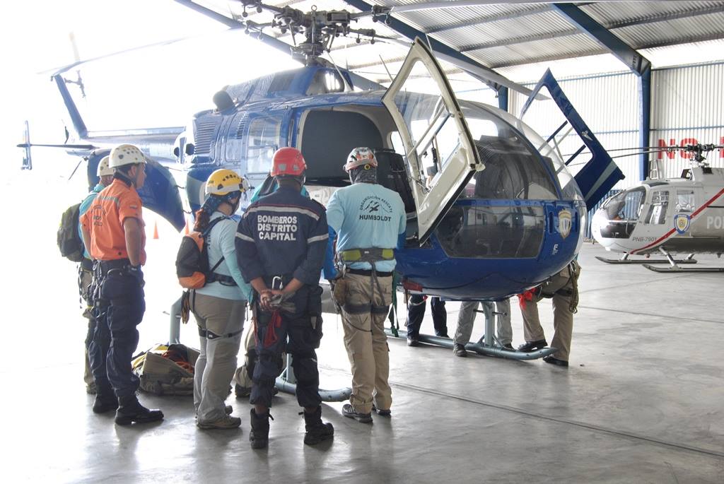 rescatehumboldt's tweet photo. La #FamiliaHumboldt les desea un #BuenViernes 
¡ATENTOS! 
En el marco del Programa Continuo de Formación Avanzada, se dictará el #Curso de: “Operaciones Helitransportadas de Salvamento” #NC8002
¡PRÓXIMAMENTE!
#CapacitacionAvanzada #ORH #SAR #Helitactica .@rescatehumboldt https://t.co/xibjpnSjV4