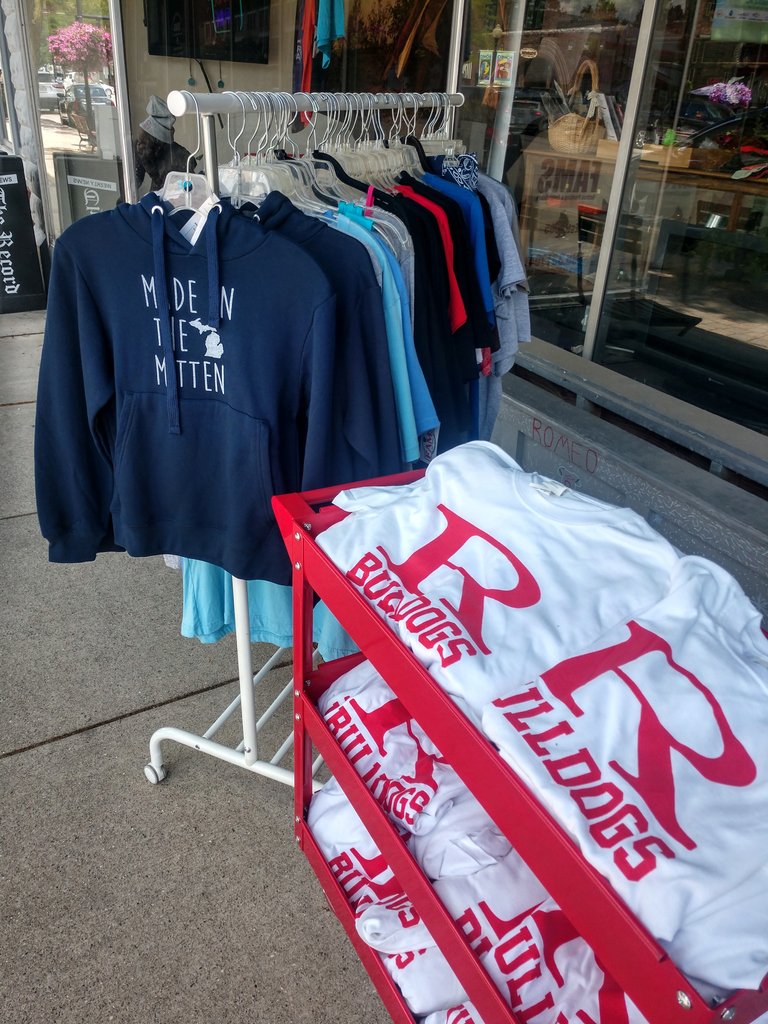 FAMSPrinting's tweet photo. More items were added to the $5 sidewalk sale! Stop by today π
#famsromeo #madeinromeo #michiganders #madeinthemitten #mitten #upnorth #romeobulldogs #bulldogs #R #sale #sidewalksale #muskamu https://t.co/ouv2qz4oGj