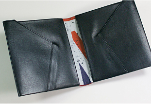 TheLeatherBusi1's tweet photo. Our range of #bespoke promotional leather goods are the perfect gift for your clients. We can use special leathers and coloured leather trims in corporate colours and can even add your customer’s initials or name to the gift: https://t.co/vfQPYG4NDZ https://t.co/HEaqakLXba
