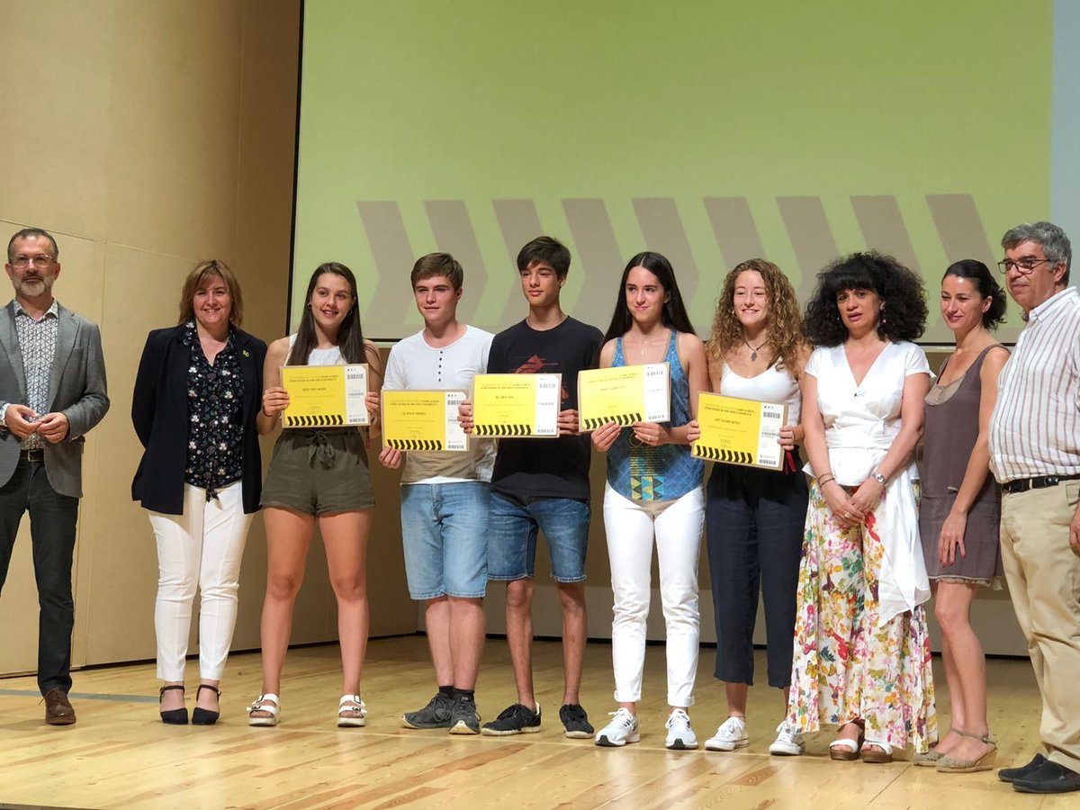 EscolapiesFIG's tweet photo. Enhorabona Ainara Aguirre i Judit Colomer pel vostre reconeixement com a alumnes excel•lents! Ben merescut, bona feina! #esoESC @ajfigueres https://t.co/2NtGqeW4To