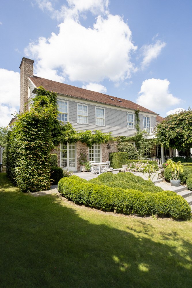 Wist je dat een kleine 20% van de warmte verloren gaat via de gevel van je woning? Met Deceuninck geveloplossingen kan je opteren voor een extra isolerende schors bij de finale afwerking van de buitenmuur. Dit is zowel mogelijk bij nieuwbouw als bij renovatie.