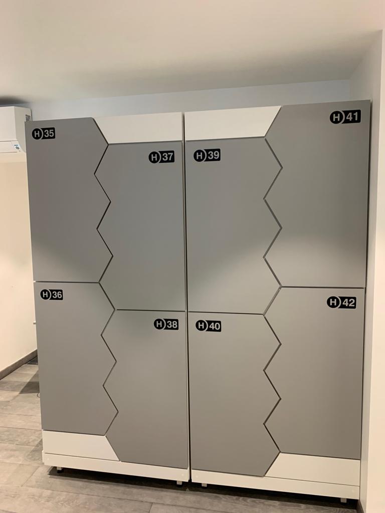 Voici notre installation de casiers connectés dans une salle de sport, un vestiaire connecté
Cette salle de sport haut de gamme est équipée de casiers connectés avec un double système d’ouverture carte RFID et code pour offrir à ses clients un mobilier design dans l’ère du temps