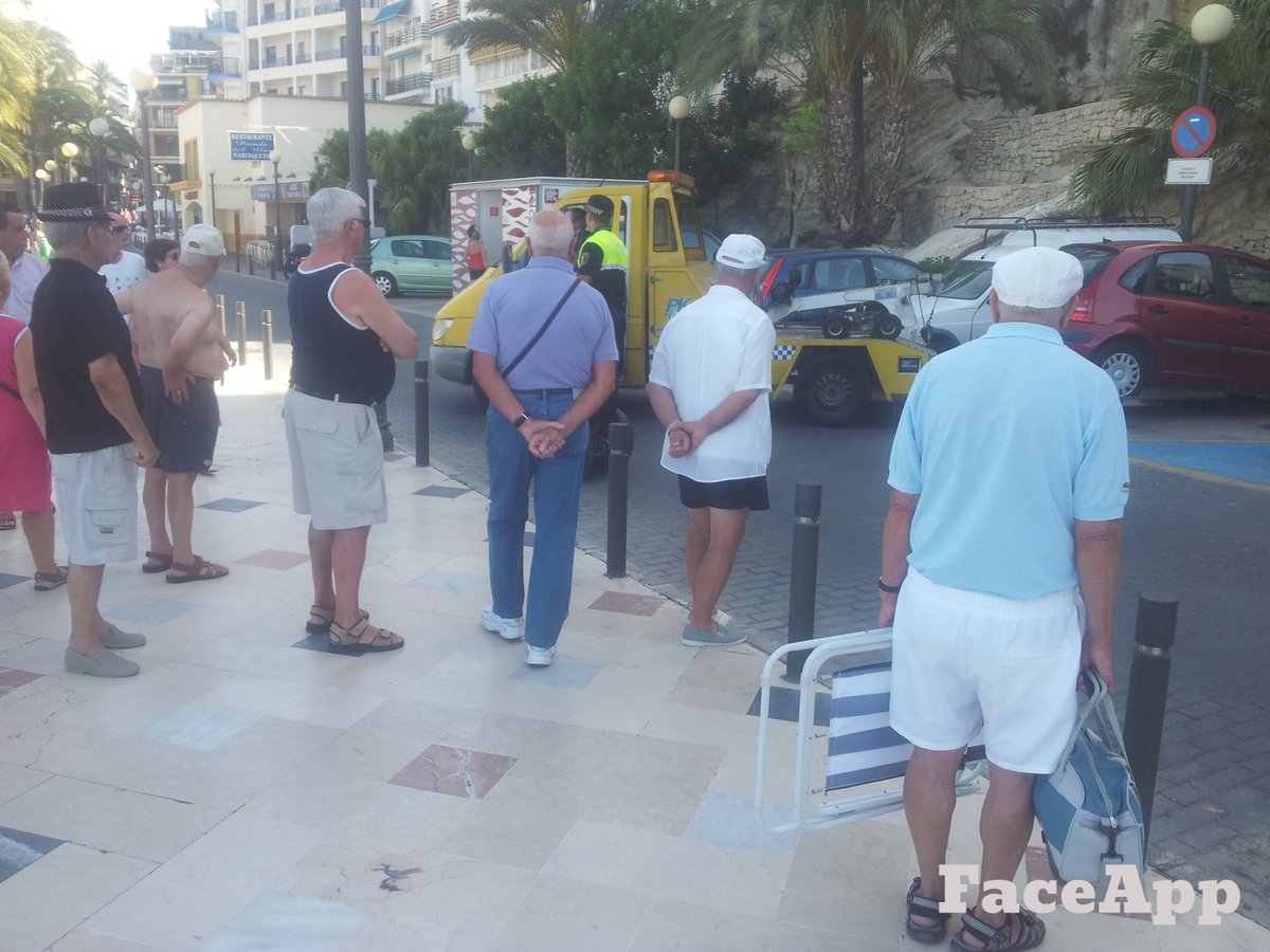 JesusSocoPichi's tweet image. Foto de la cola de espera en el cole después de aplicarle con #FaceApp el filtro de edad