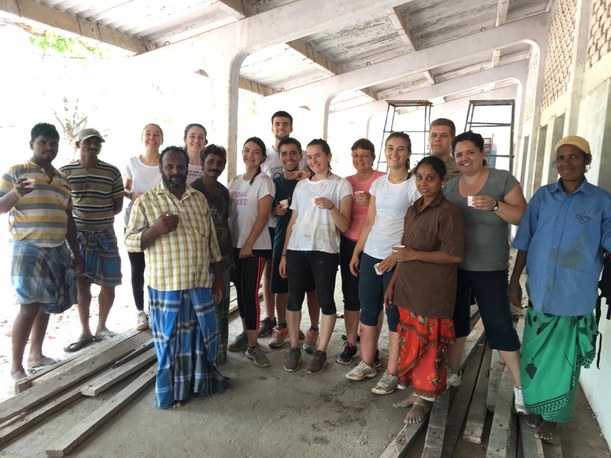 PROYDE_Levante's tweet photo. Nuestro grupo de voluntarios internacionales juveniles de #GentePequeña aprenden cada día de trabajo a compartir el tiempo de descanso con los trabajadores del proyecto Boy's Town en Madurai (#India). #SomosPROYDE #SomosLaSalle #Voluntariado #Fraternidad #300LaSalle https://t.co/0sSr7pUGJ4