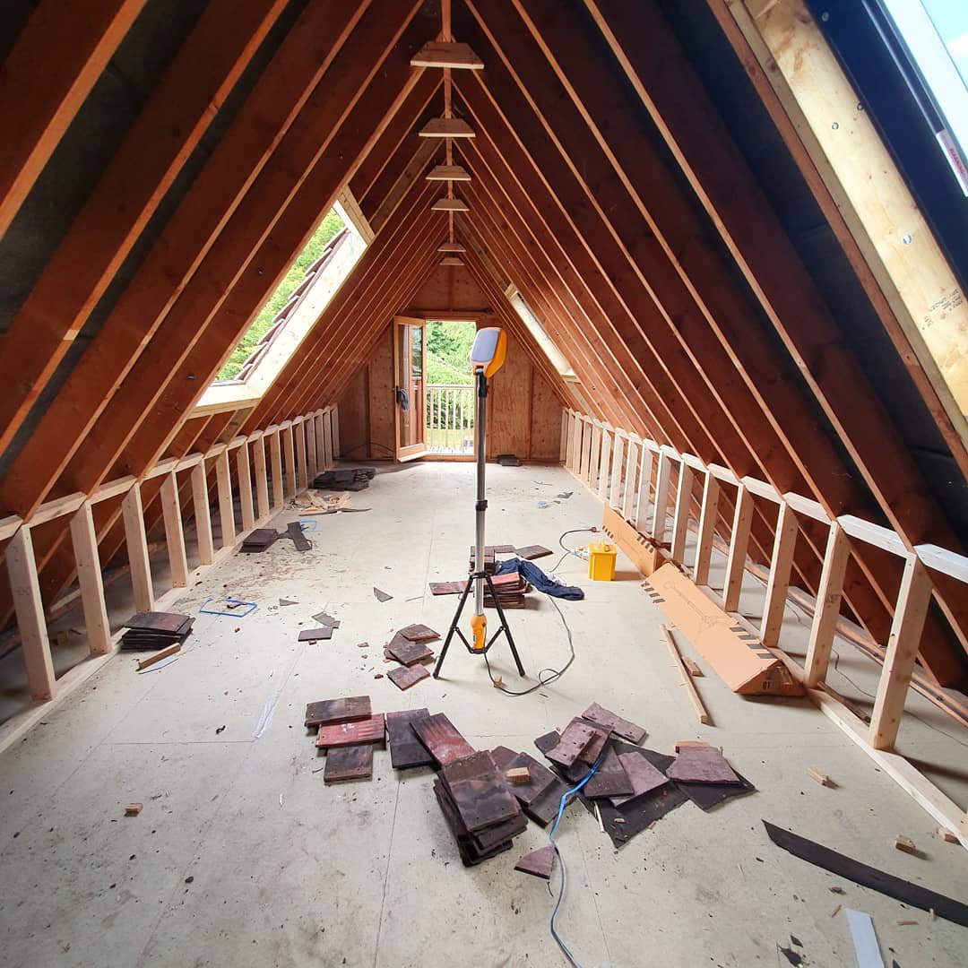 paulcleworth's tweet photo. #BarnUpdate Middle barn slate roof is finished now, hooray! Rooflights are in too, UFH is nearly finished and screed tomorrow. Huge thanks to the team on site. Coming together! 👍👏 #barn #roofing #buildityourself #tandemfinancial #gradetwolisted #granddesigns #underfloorheating https://t.co/DeKaFZHQEa