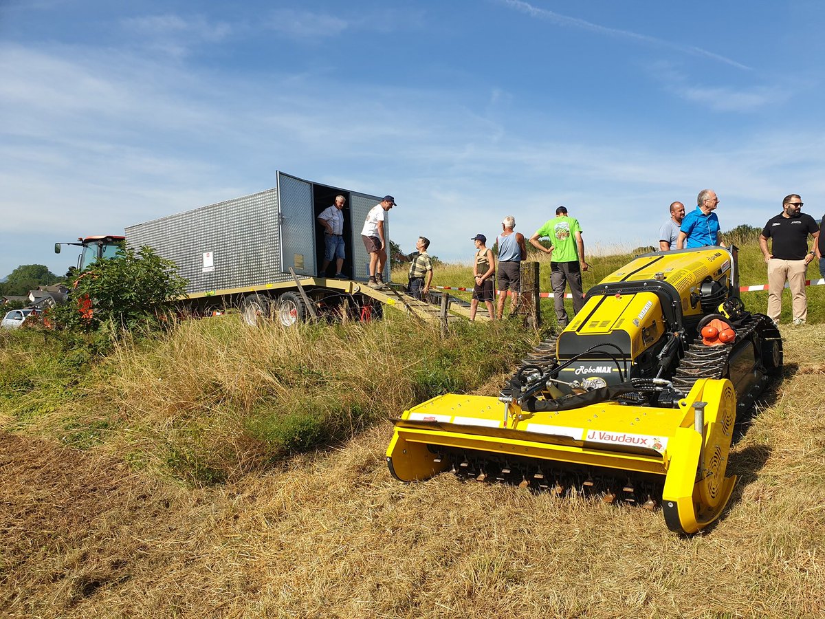 Energreenspa's tweet photo. Sous le soleil et une belle livraison en Savoie.
#RoboMAX équipé d un broyeur de 1800mm et d un broyeur forestier de 1500mm de largeur de travail.
#RoboMAX la puissance sous contrôle.
#PorteOutilsProfessionnels #ToolsCarrier #Radiocommandés #Forestry #Robot #EnergreenFrance https://t.co/0tYCclJ94z