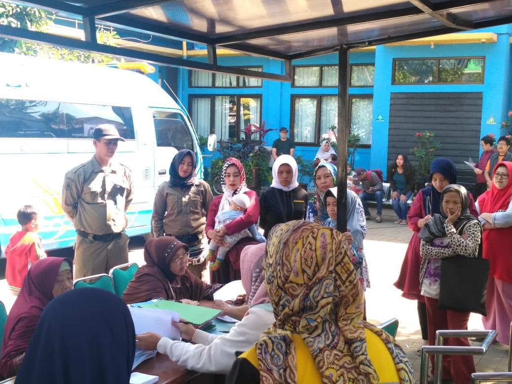 YSidik2's tweet photo. Alhamdulillah tos gaduh AKTA KELAHIRAN, proses pembuatan na di MEPELING, hatur nuhun ka @camat_arcamanik @DisdukcapilBdg tos melayani warga Kec. Arcamanik https://t.co/9l3XMYswum