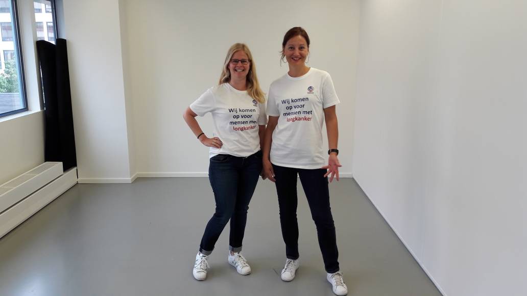 Clarinda (links) en Lidia van Longkanker Nederland zijn op weg naar #Nijmegen om 'onze' 9 lopers van de #Vierdaagse binnen te halen! #4daagse #4d19 #goeddoel #topprestatie