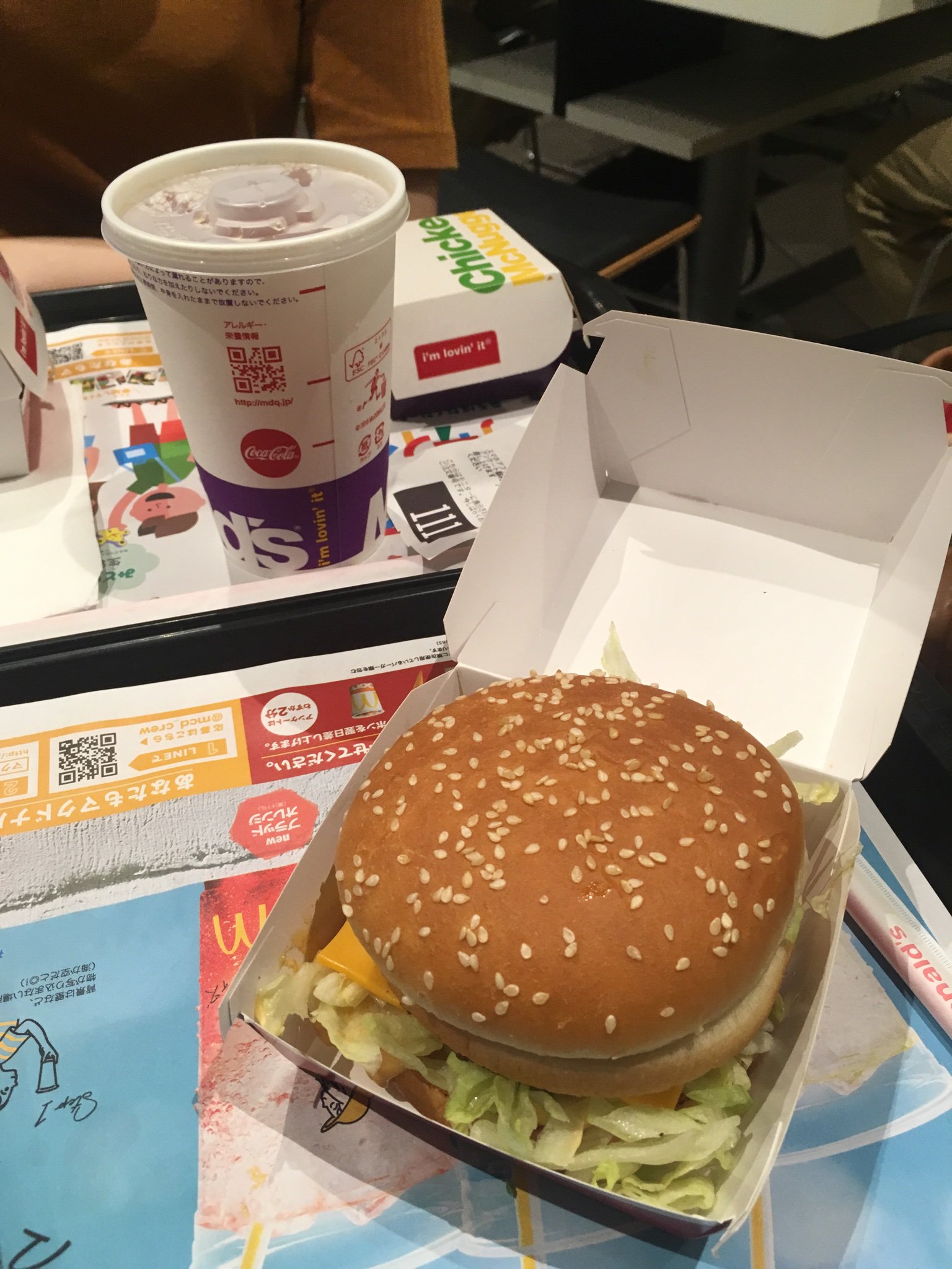 フルティー Pa Twitter 天気の子 鑑賞後 新宿のマクドナルドでビッグマックをいただきます 席も多分同じ ハズ