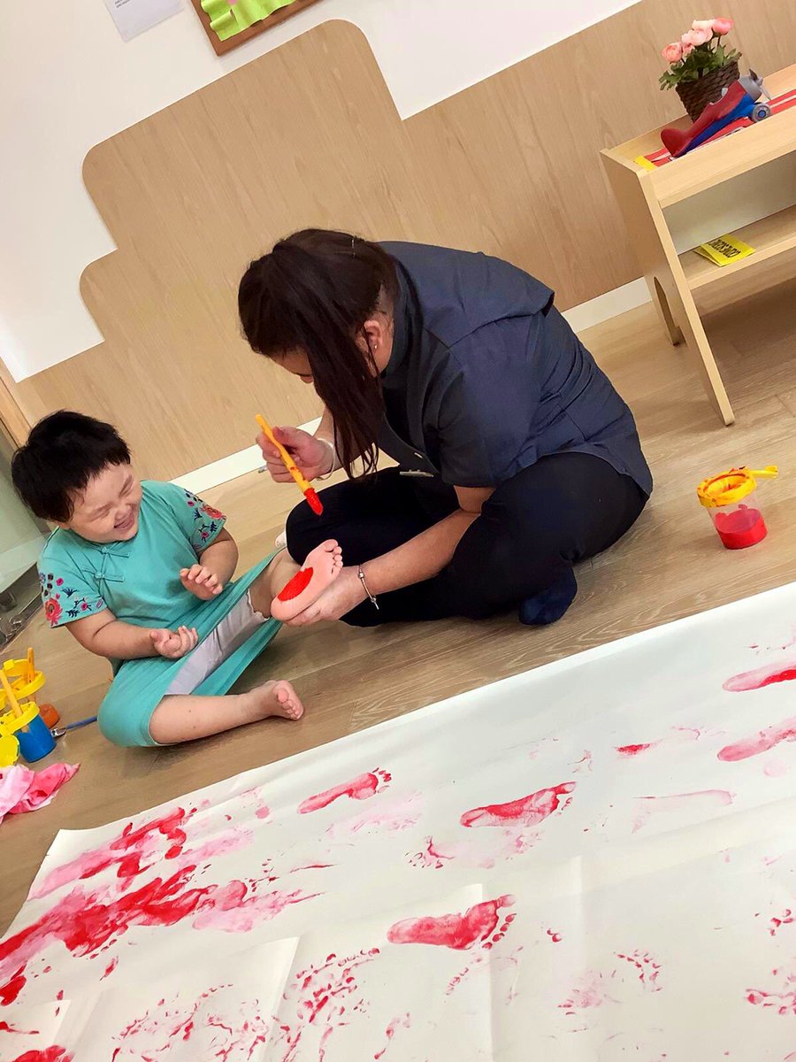 SueJones19's tweet photo. @EvolutionChildC #China our children love Footprint Painting! It’s a wonderful opportunity to learn cause &amp; effect seeing their feet making prints on paper. They learn tactile &amp; sensory skills from touching paint &amp; feeling how paint feels on their skin &amp; in between their toes👌🏻 https://t.co/0mjCsFxLTd