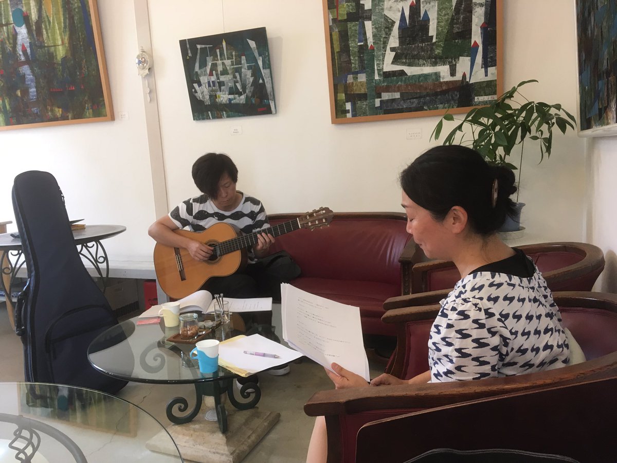 SCoffret's tweet photo. 明日は田中ふみ枝さんと戸城孝啓によるギターと語りと歌とリズムの盛りだくさんなジョイントコンサートがあります。
今日初顔合わせリハーサルのお2人ですが息も音と声の相性もぴったんこです。
#語り部 
#ギター弾き語り 
#カフェコンサート https://t.co/Y8Lrvii5He