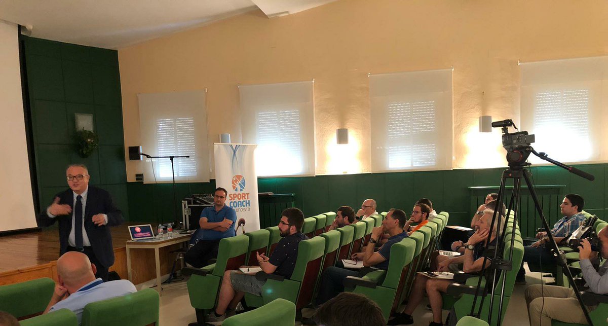 iSportCoach's tweet photo. Maurizio Gherardini continúa enriqueciendo a los futuros DiDes en el #MasterDIDE2 en #Burgos sobre el mundo profesional https://t.co/wIbgOh0xHX
